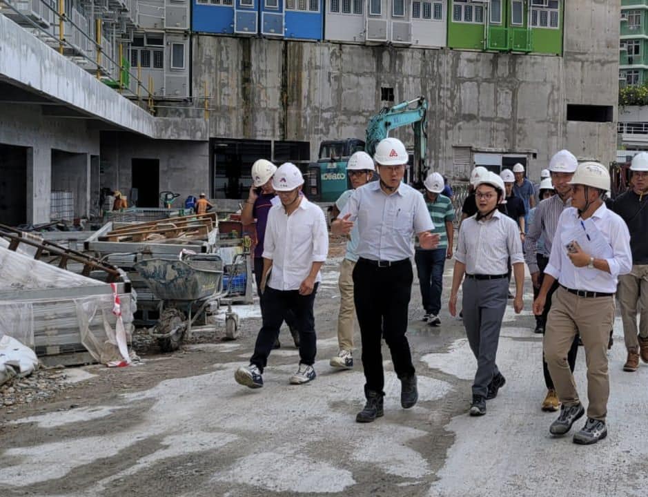 建築署署長李翹彥視察簡約公屋地盤。何永賢fb圖片
