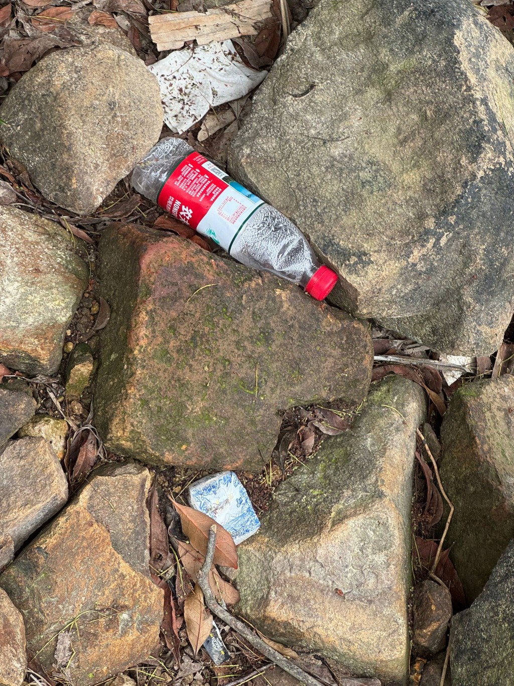 據方國珊的照片顯示,部份垃圾為內地飲品牌子。方國珊FB 據方國珊的照片顯示,部份垃圾為內地飲品牌子。方國珊FB