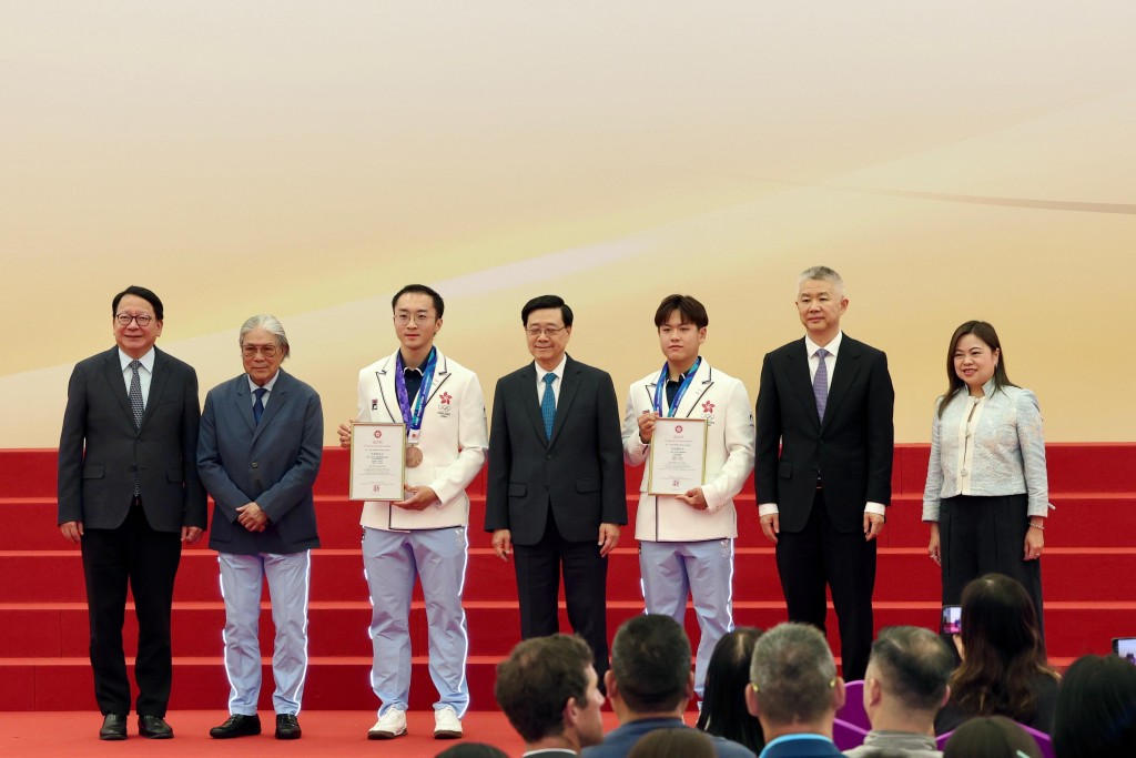 场地单车团体争先赛历史性夺铜功臣杜棹熙(左三)及莫杫骏(右三)。徐嘉华摄 场地单车团体争先赛历史性夺铜功臣杜棹熙(左三)及莫杫骏(右三)。徐嘉华摄
