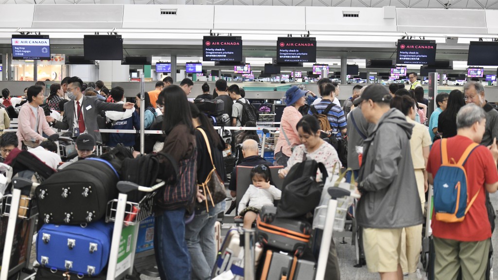 黑雨—航班兩度延誤 市民攜幼機場等4句鐘:走又唔係,留又唔係!