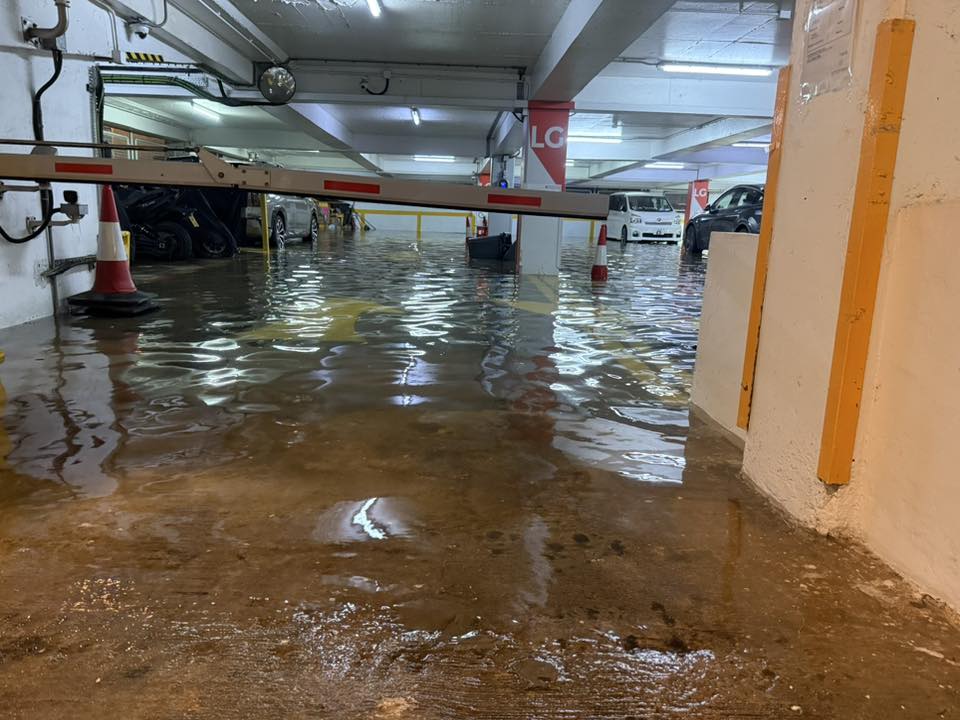 上水多個停車場猶如澤國。 上水多個停車場猶如澤國。