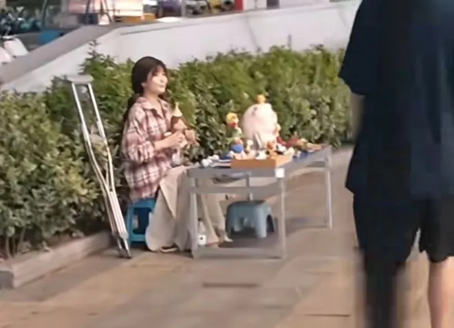 夏夏靠擺攤販售手工藝品，努力維持生活與治療開銷。