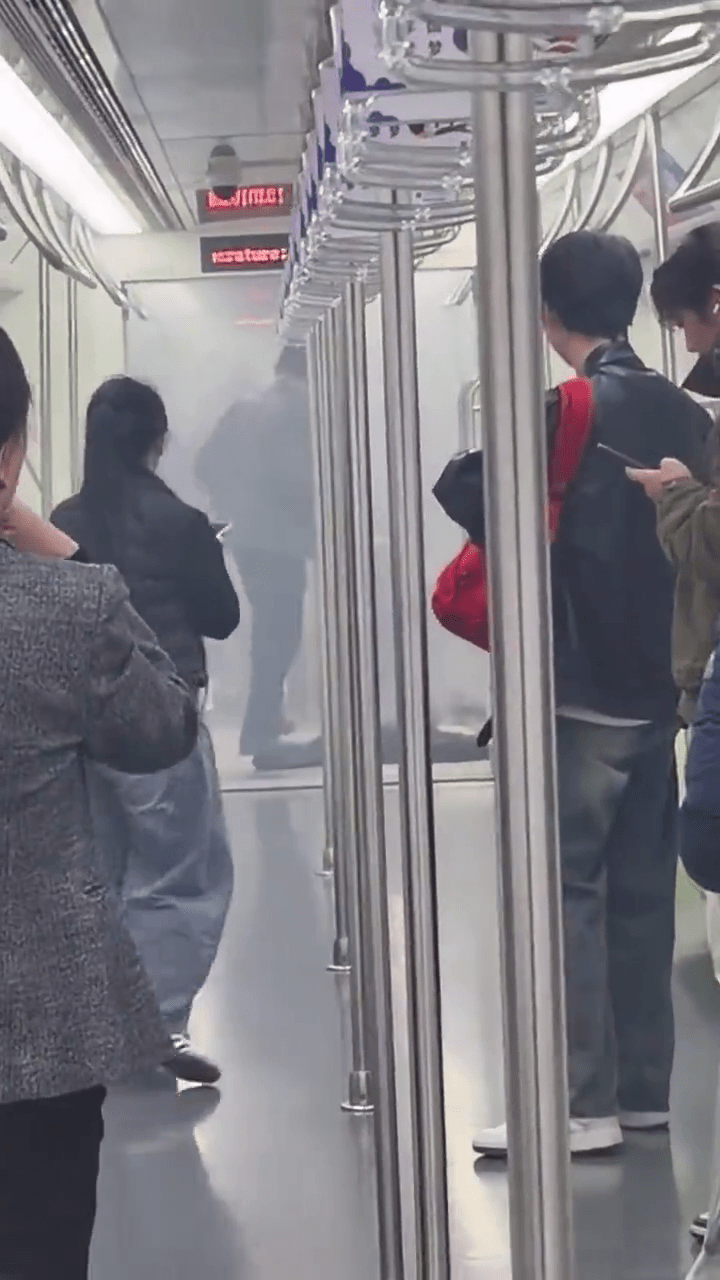 網片顯示,一地鐵車廂內冒起白色濃煙。 網片顯示,一地鐵車廂內冒起白色濃煙。