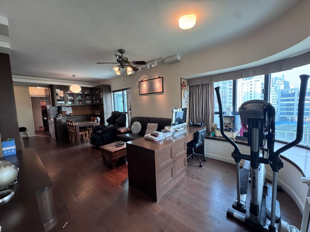 尖沙咀嘉文花園3座中層A室，實用面積1018方呎，叫價2400萬元。