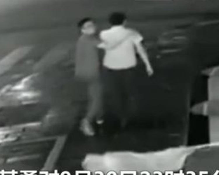 男子扯下國旗後還回頭偷笑。網圖
