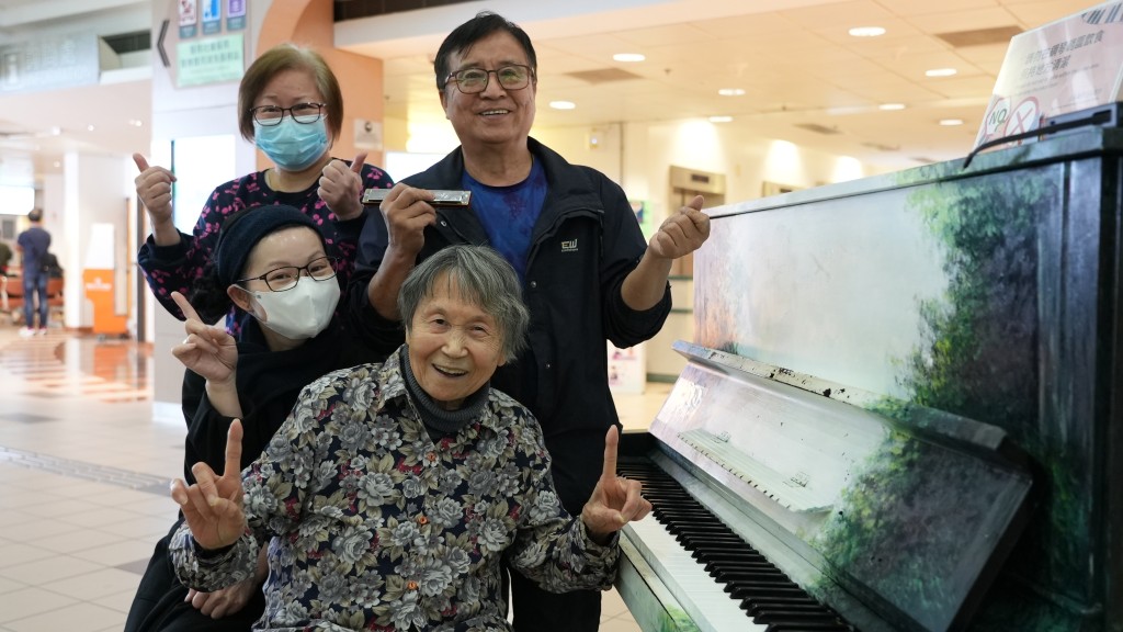 婆婆除了累積不少粉絲外，還結交了一群志同道合的朋友，大家共同組成樂隊。