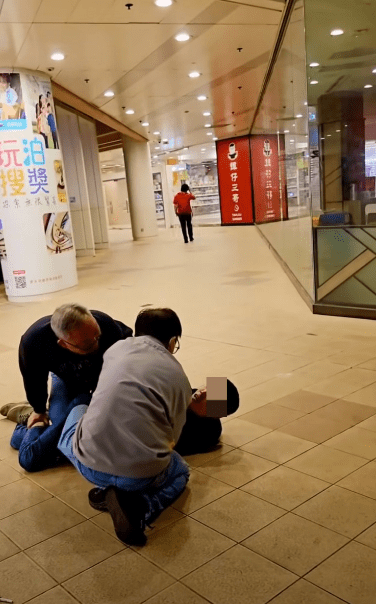 一名黑衫男子被兩名男子合力撳在地上,他高叫「明明就係你打我!你傻㗎!」facebook群組「Hong Kong Friends」 一名黑衫男子被兩名男子合力撳在地上,他高叫「明明就係你打我!你傻㗎!」facebook群組「Hong Kong Friends」