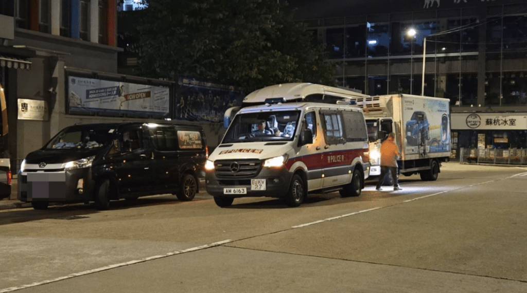 可疑私家遇警方截查，突然開車急速駛前再掉頭逃走，撞到後面一輛客貨車（圖）及密斗貨車（圖）後，揚長而去。