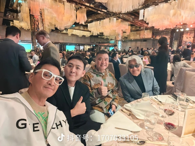 何家劲当日穿着白色连帽卫衣及黑色长裤，再佩戴一副白色框架墨镜，整体造型十分显年轻又充满个性。
