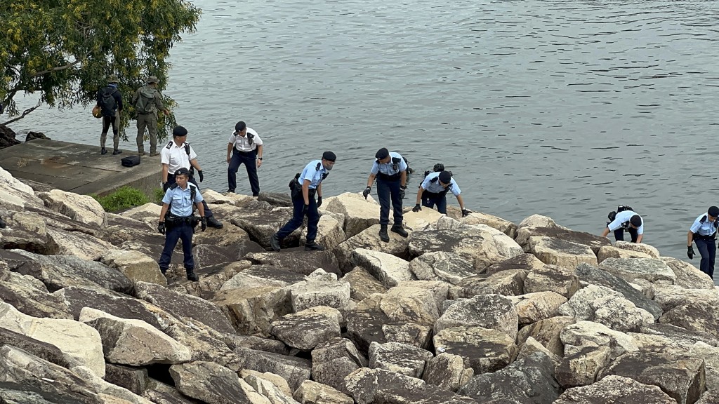 大批機動部隊警員在麗城花園對開海邊搜證。 大批機動部隊警員在麗城花園對開海邊搜證。