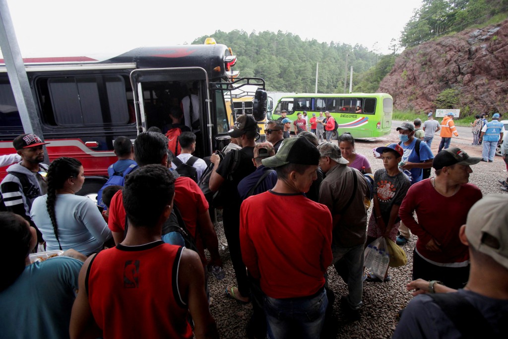 僅周四（6日）就有9輛乘載移民的巴士抵達紐約。REUTERS