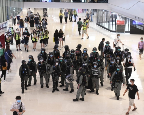 防暴警員進入元朗YOHO MALL商場驅散。