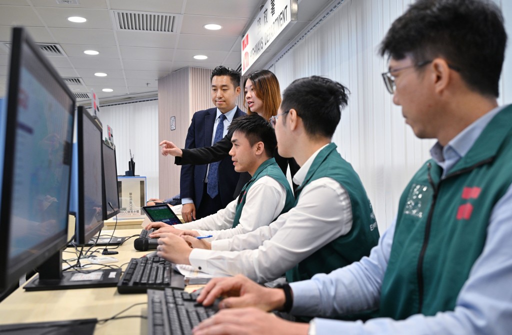 陳維德指出,路政署與時並進,用創新科技提升工作效率,包括近年由署方自主研發出「電子個案處理系統」。 陳維德指出,路政署與時並進,用創新科技提升工作效率,包括近年由署方自主研發出「電子個案處理系統」。
