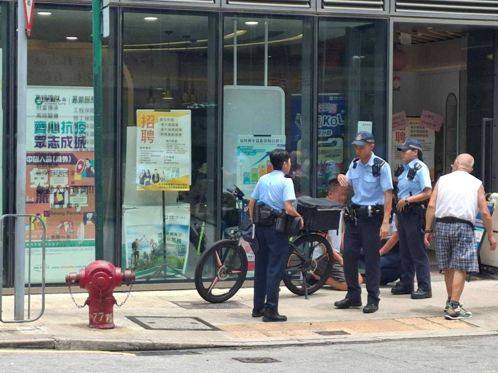 長沙灣一名中年男子疑駕駛電單車遭警員截查,其間竟當街跪地疑似求情。網上圖片 長沙灣一名中年男子疑駕駛電單車遭警員截查,其間竟當街跪地疑似求情。網上圖片