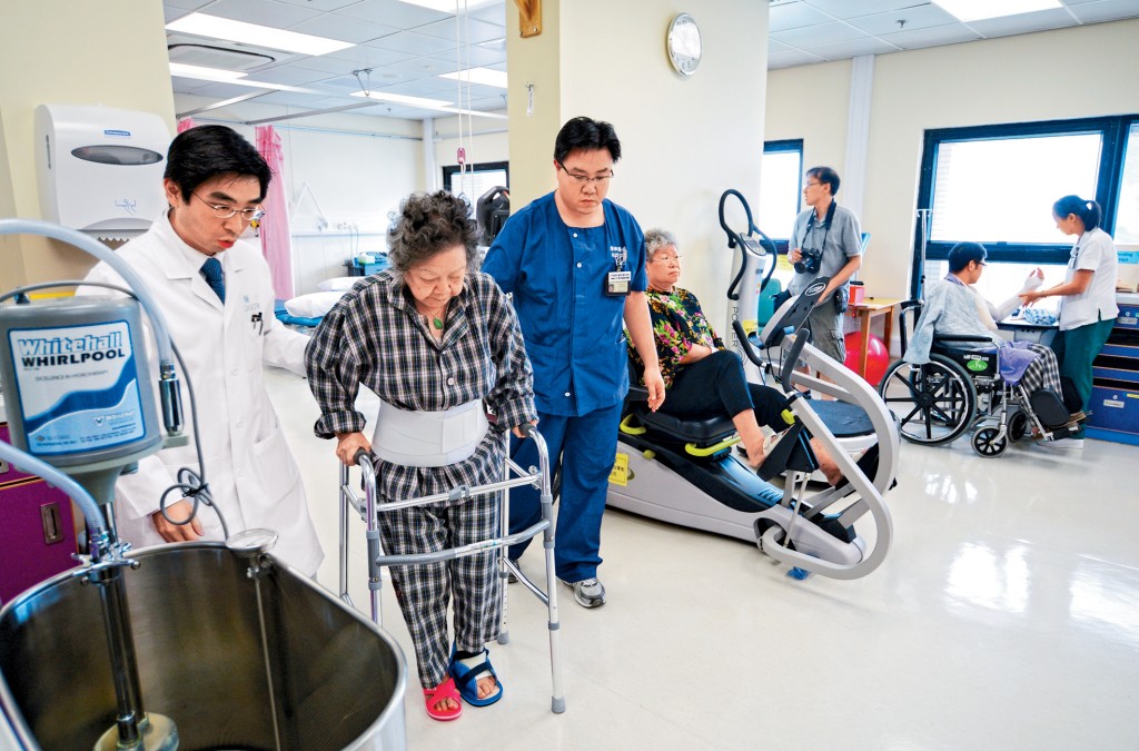 港岛区人口老化剧烈，日间服务及住院需求齐升，有议员表示整合联网恐令相关资源更紧张。