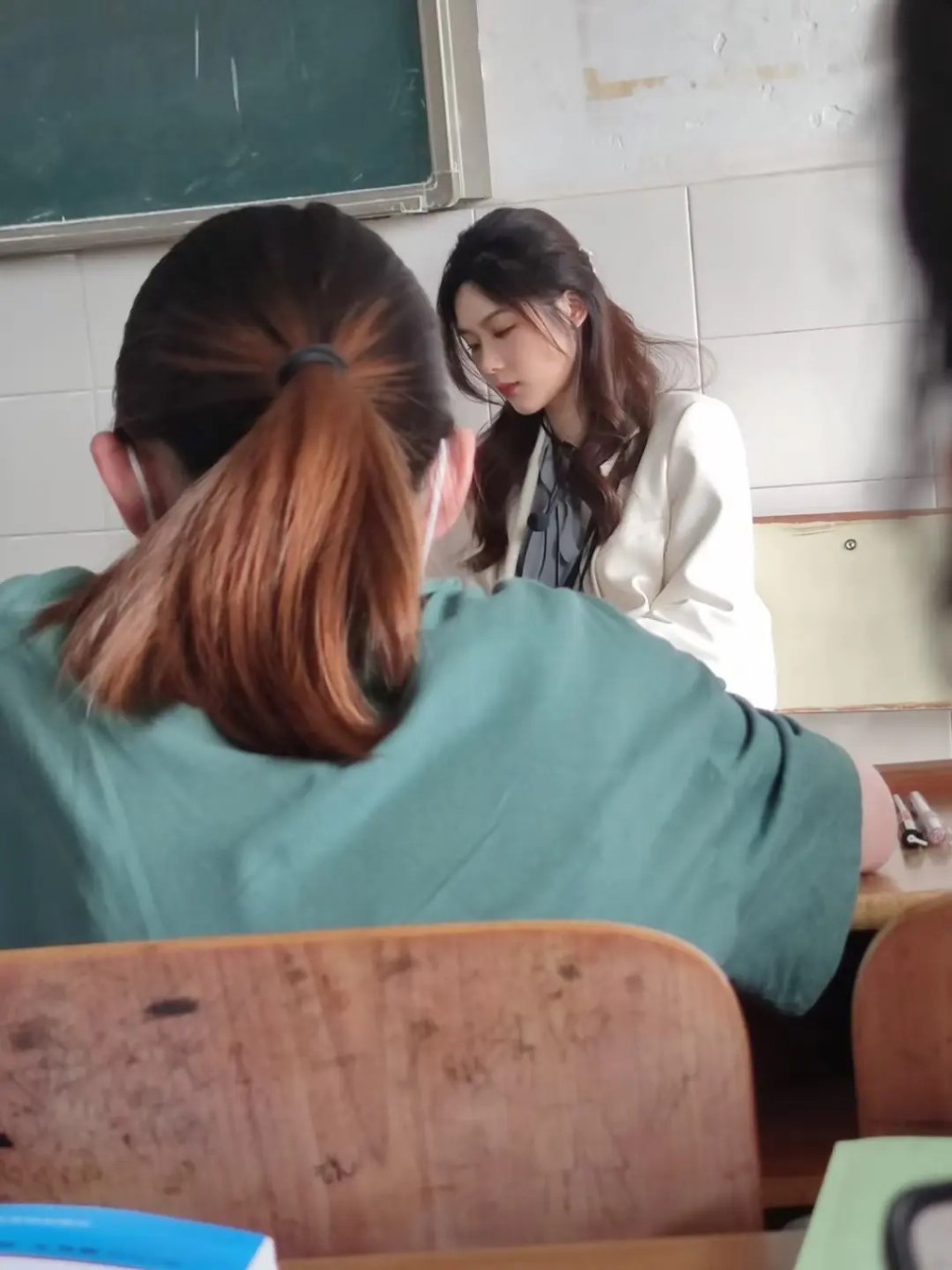 湖南第一师大副教授黄蓝紫因超高颜值，在网上人气急升。抖音