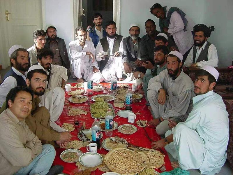 卢沛赫（前排左一）被派往逾三十个国家执勤，图为○三年摄于阿富汗。