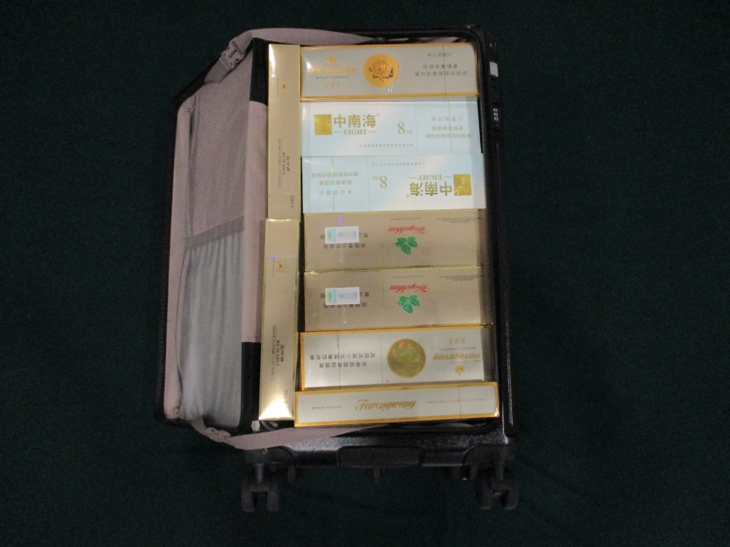 61歲抵港女旅客的個人行李內檢獲的未完稅香煙。