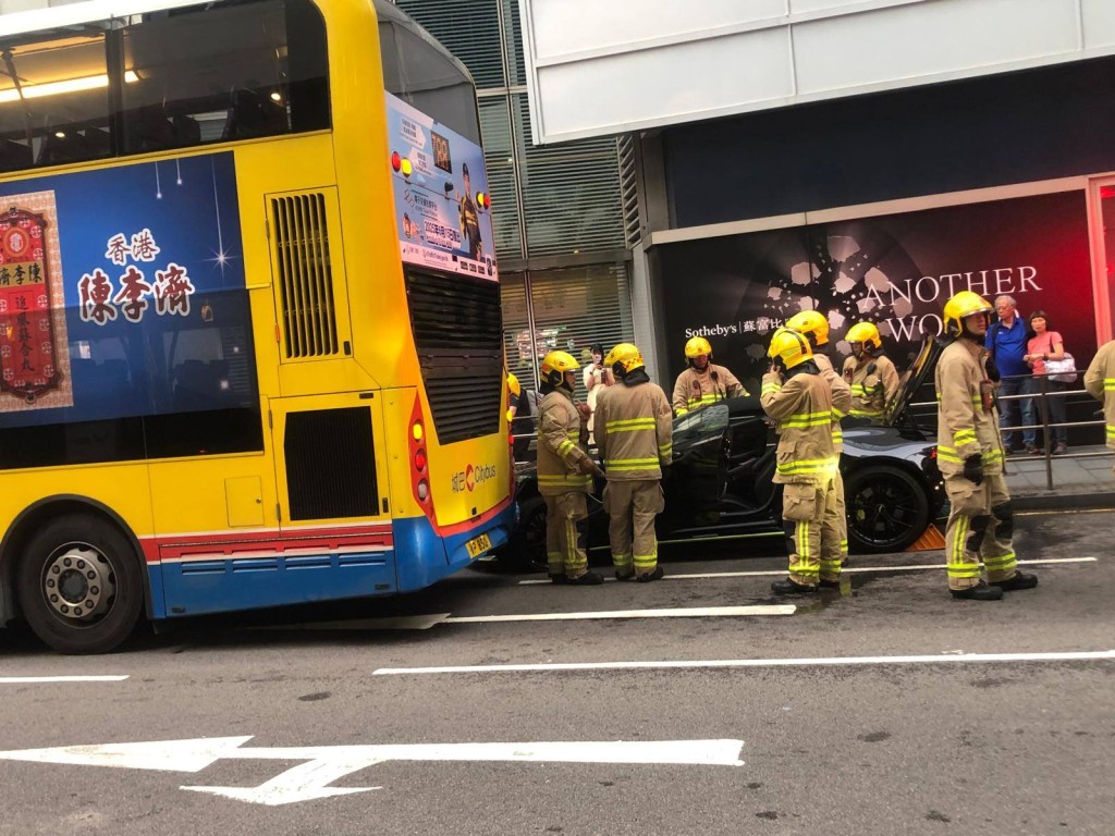 一輛Aston Martin跑車在撞到城巴車尾。網上圖片 一輛Aston Martin跑車在撞到城巴車尾。網上圖片