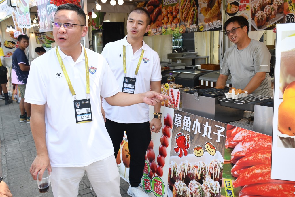 现场有不少饮食摊位 