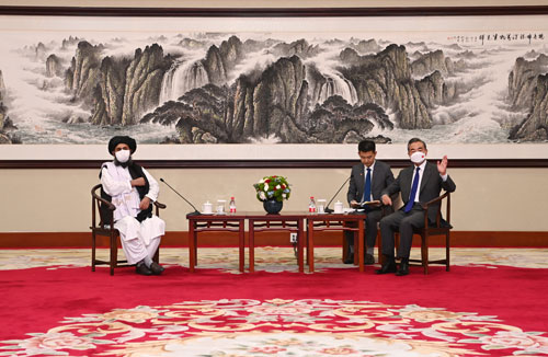 王毅（右）與塔利班政治委員會負責人巴拉達爾（左）會談。外交部圖片