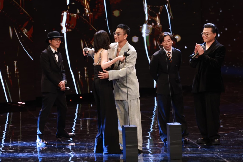 衛詩雅去年贏影后激動落淚，今年在台上就非常鎮定，她笑稱從「哥哥」朱栢康接過獎項時，比較淡定。