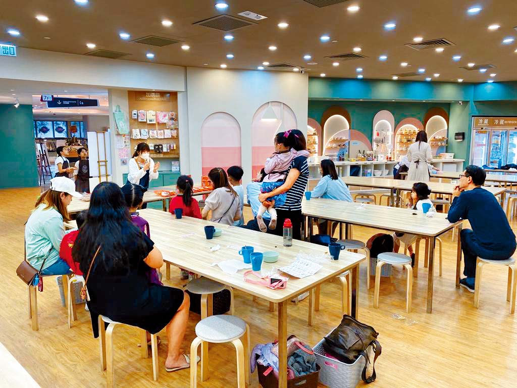 烘焙工作坊，专业的烘焙师傅会提供指导和建议，让客人可以亲身参与整个烘焙过程，深受一家大细欢迎。