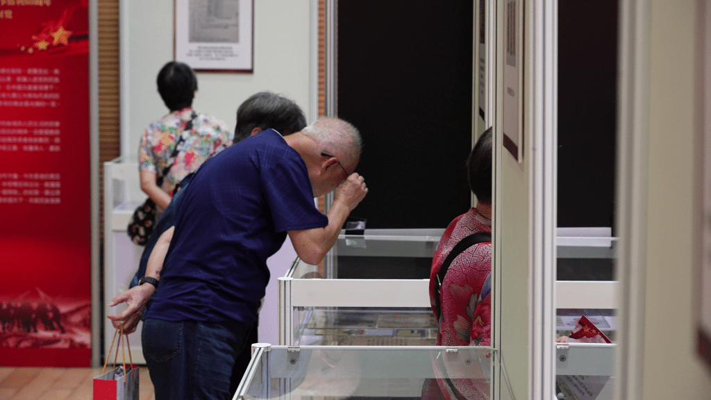 展覽吸引不少市民入場觀看。 展覽吸引不少市民入場觀看。