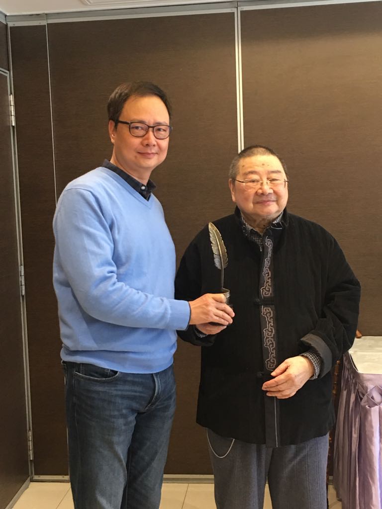 香港電影編劇家協會會長莊澄將獎項頒發予倪匡(右)