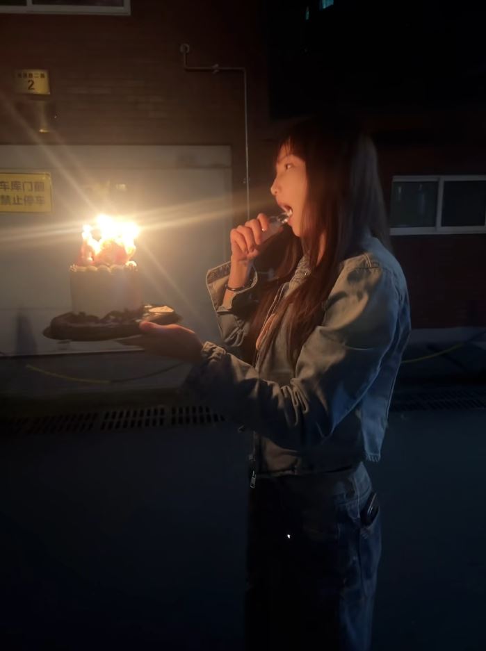 王添羽模仿喷火蛋糕遭回流火焰烧伤。抖音