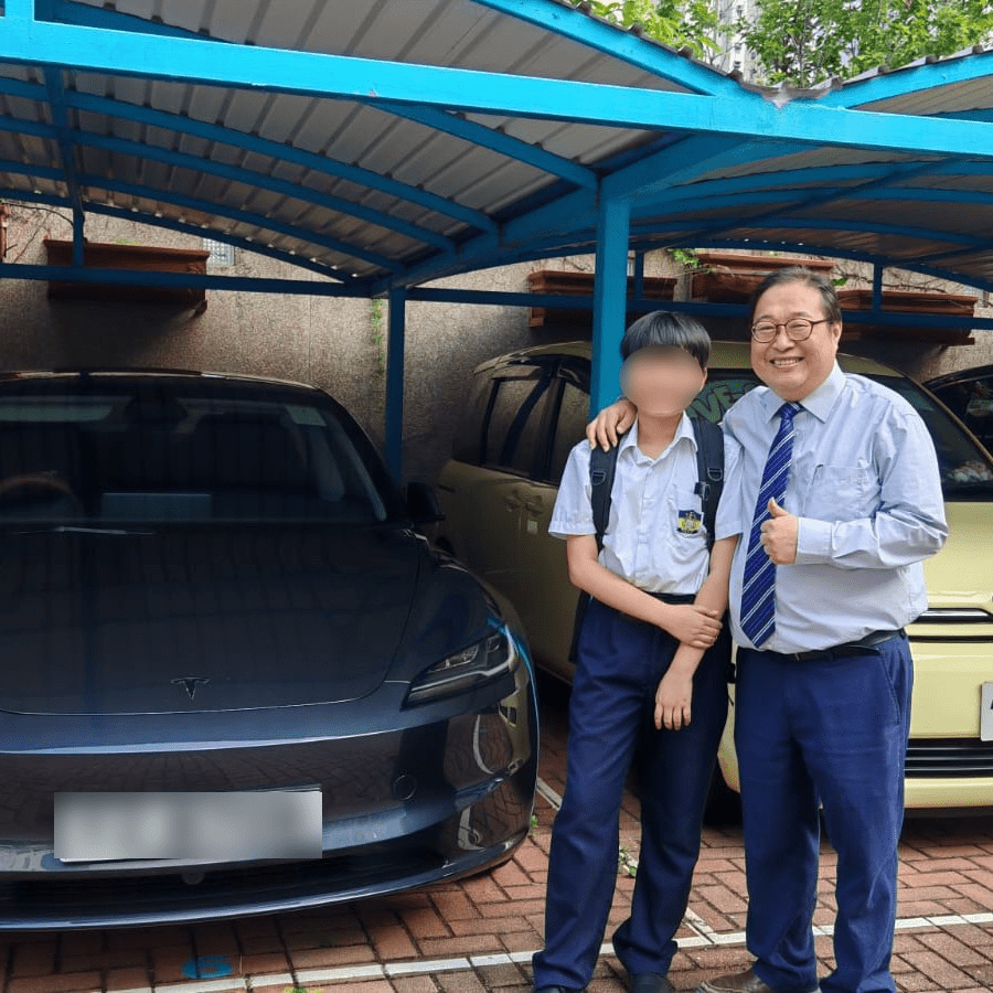 一句「不如校長你車埋我呀？」，成就了「校車揸車車成績有進步同學返屋企」獎勵。（圖片來源：IG@fukienssw）