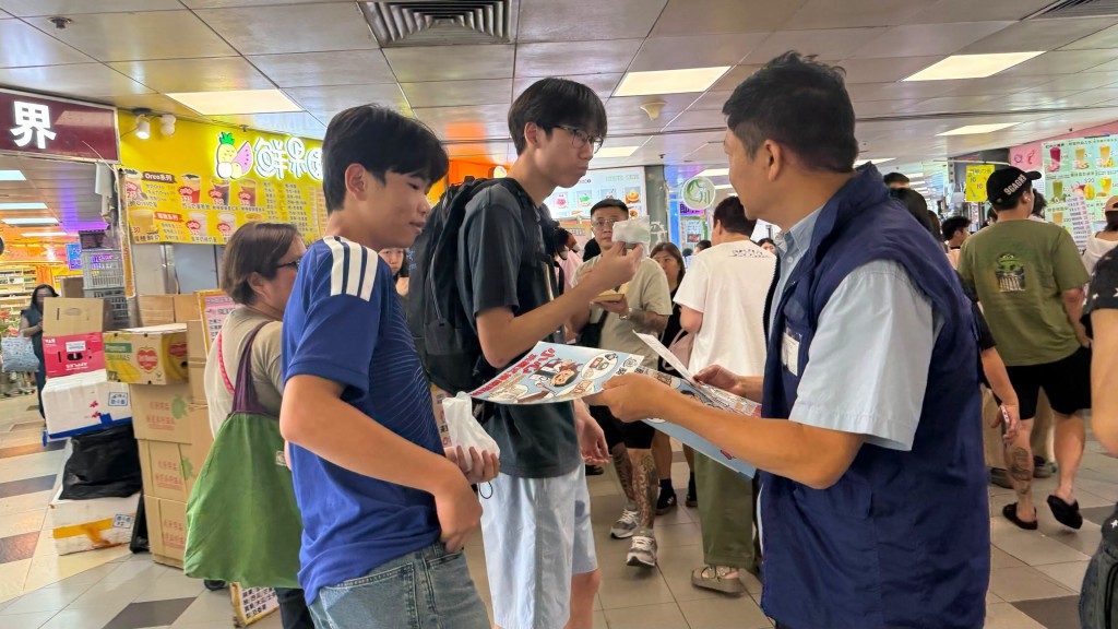 警方較早時向商場內青年作防罪宣傳。FB:葵青警區 警方較早時向商場內青年作防罪宣傳。FB:葵青警區