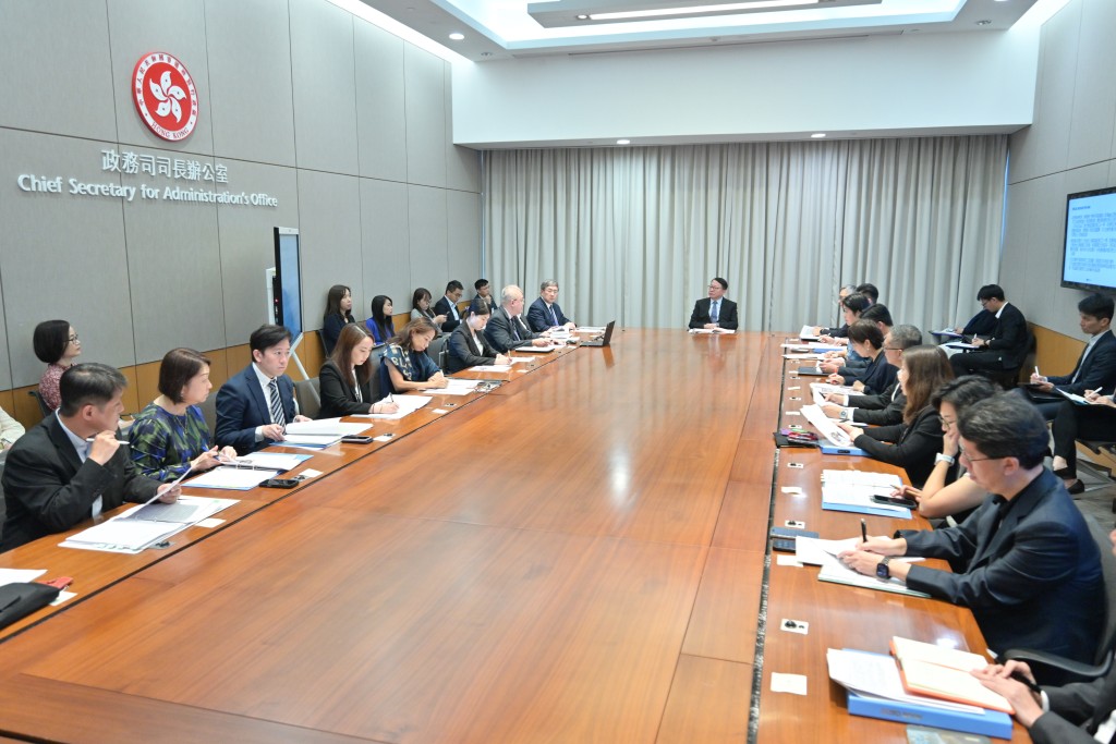 陳國基主持應對颱風跨部門督導委員會會議，應對韋帕可能為香港帶來的威脅。政府新聞處