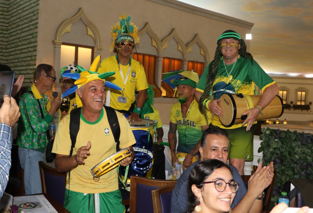 巴西雖然還未開賽，但球迷已率先拿出大力神盃狂歡。王嘉豪攝