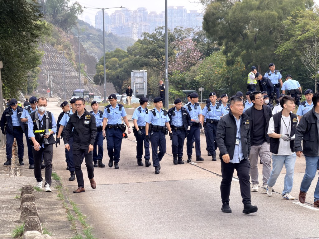 翌日早上,大批蓝帽子到场搜证。梁国峰摄 翌日早上,大批蓝帽子到场搜证。梁国峰摄