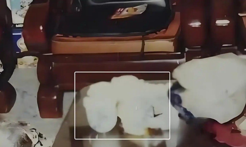 命案現場無財物丟失或性侵跡象，僅有待客茶水顯示兇手為熟人。