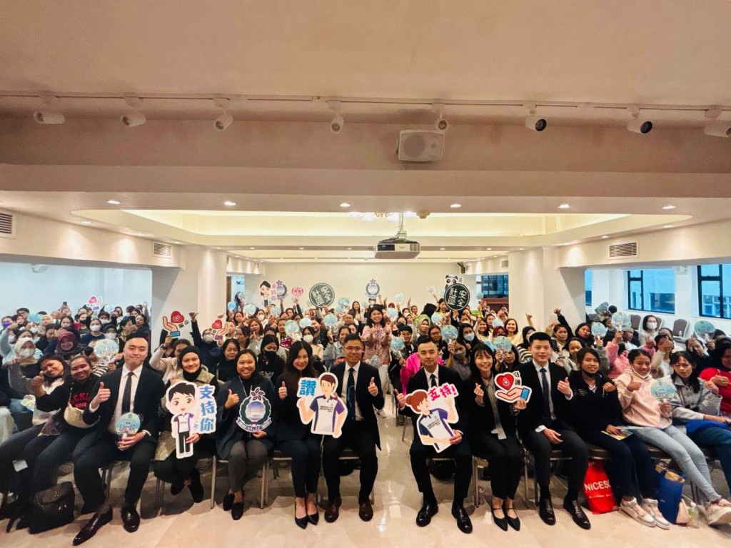 入境處執法部人員與在場人士合照。政府新聞處圖片