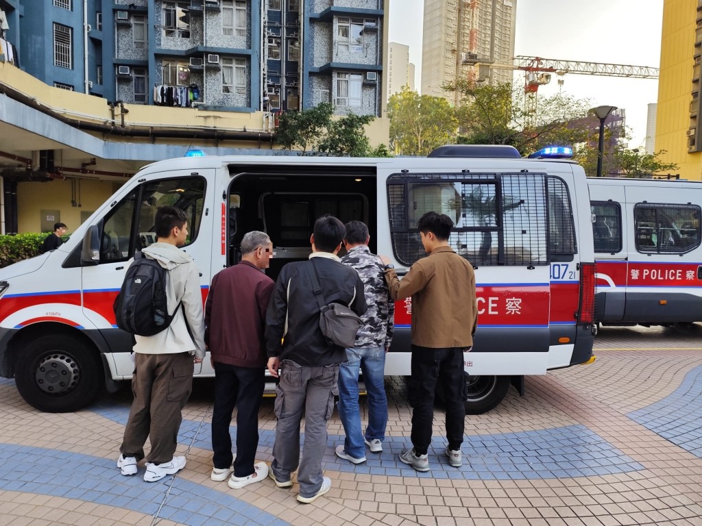 警方拘捕4名本地男子,年齡介乎64至78歲。警方提供 警方拘捕4名本地男子,年齡介乎64至78歲。警方提供