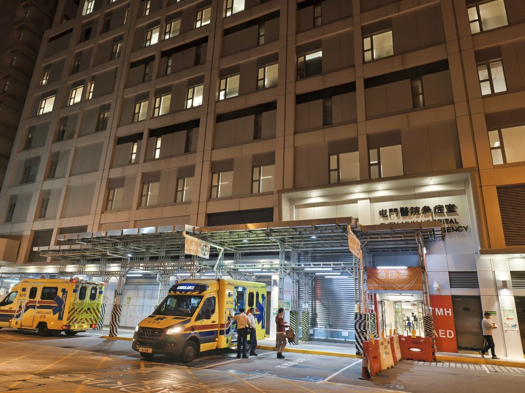 水務署稱，已派出水車注水給受影響醫院的水缸，包括屯門醫院。徐裕民攝