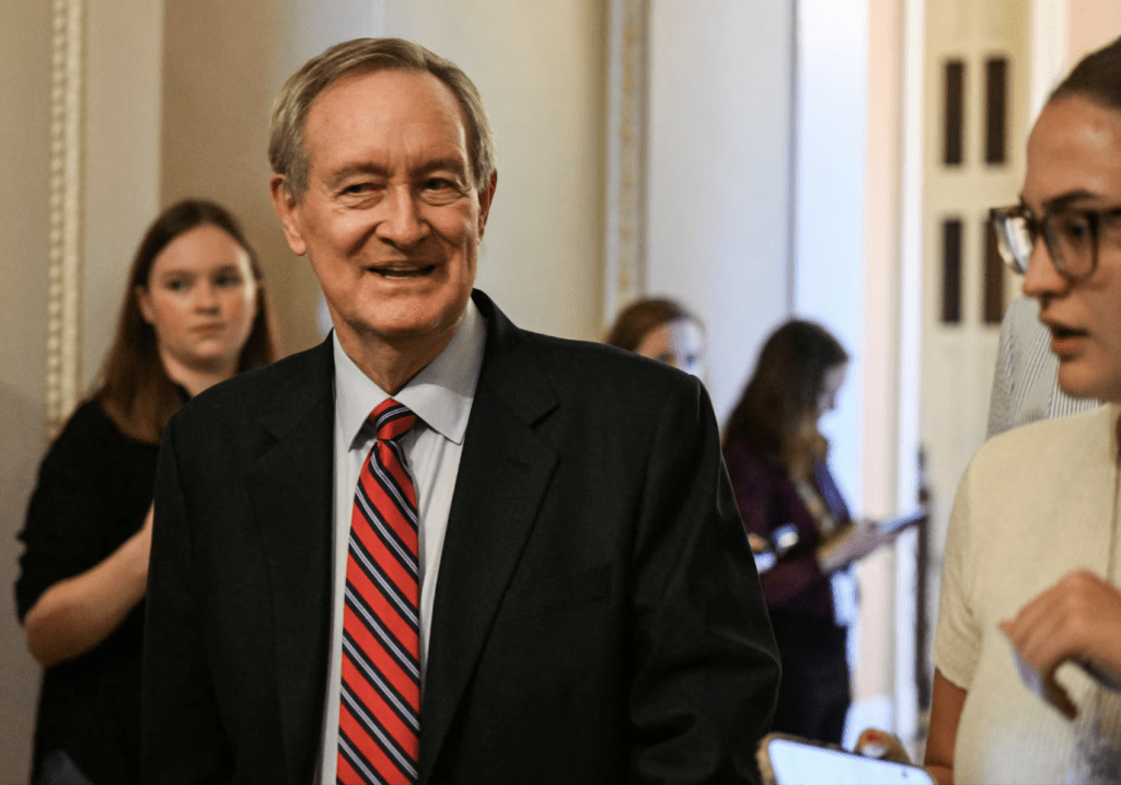 共和黨參議員邁克·克拉波 (Mike Crapo) 對「大而美」法案獲通過感雀躍。路透社 共和黨參議員邁克·克拉波 (Mike Crapo) 對「大而美」法案獲通過感雀躍。路透社
