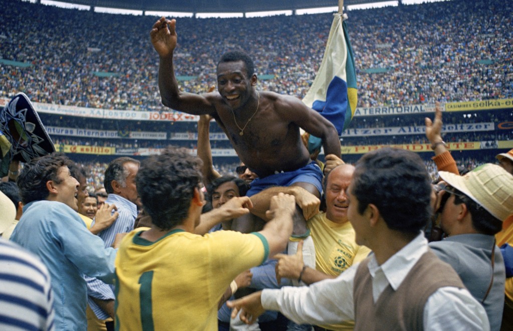 比利赢得1970年世界杯冠军，3度封王。 AP
