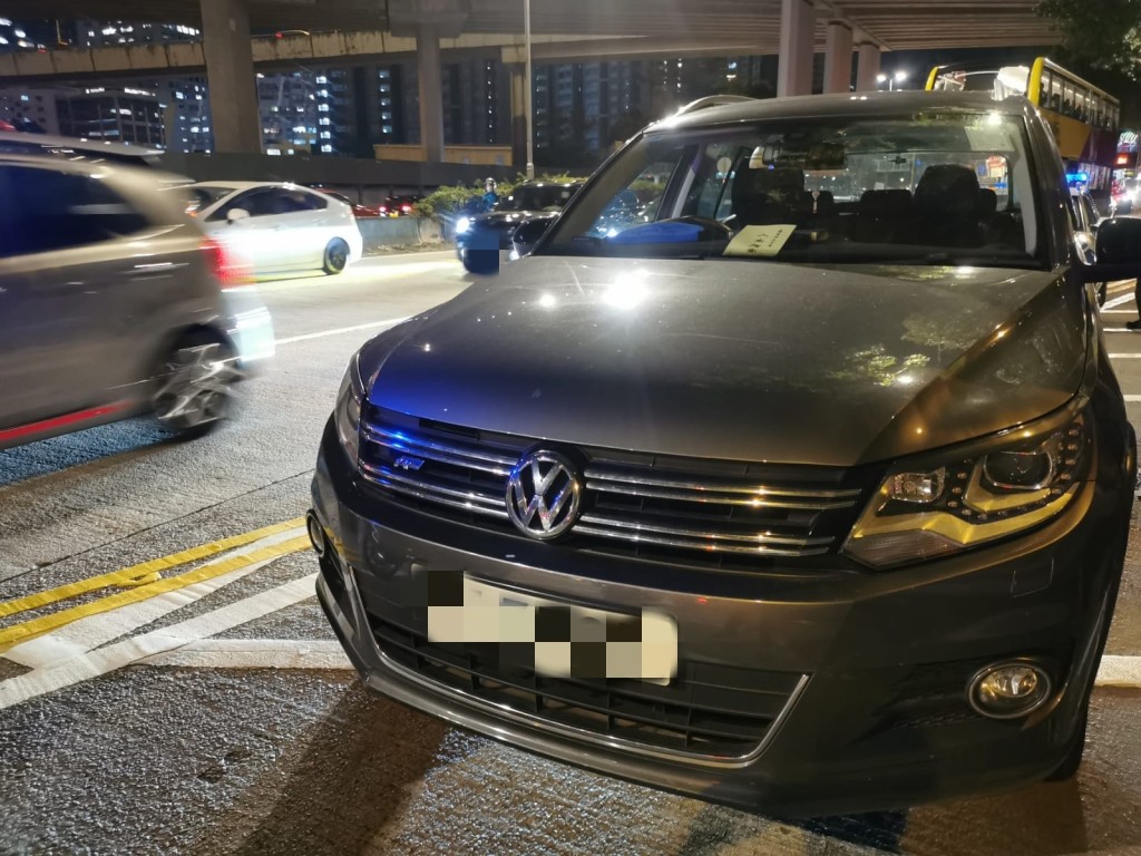 警方截停兩部私家車,司機涉停牌期間駕駛。警方圖片
