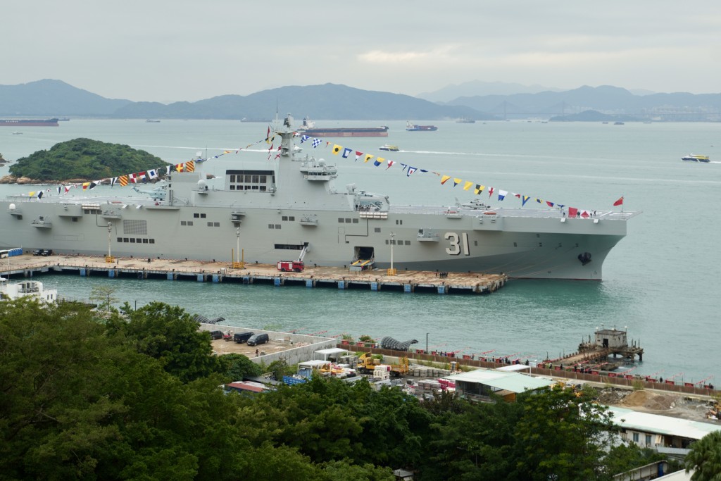 由解放軍海軍兩棲攻擊艦「海南艦」及導彈驅逐艦「長沙艦」組成的編隊抵達香港，展開5天訪問。 