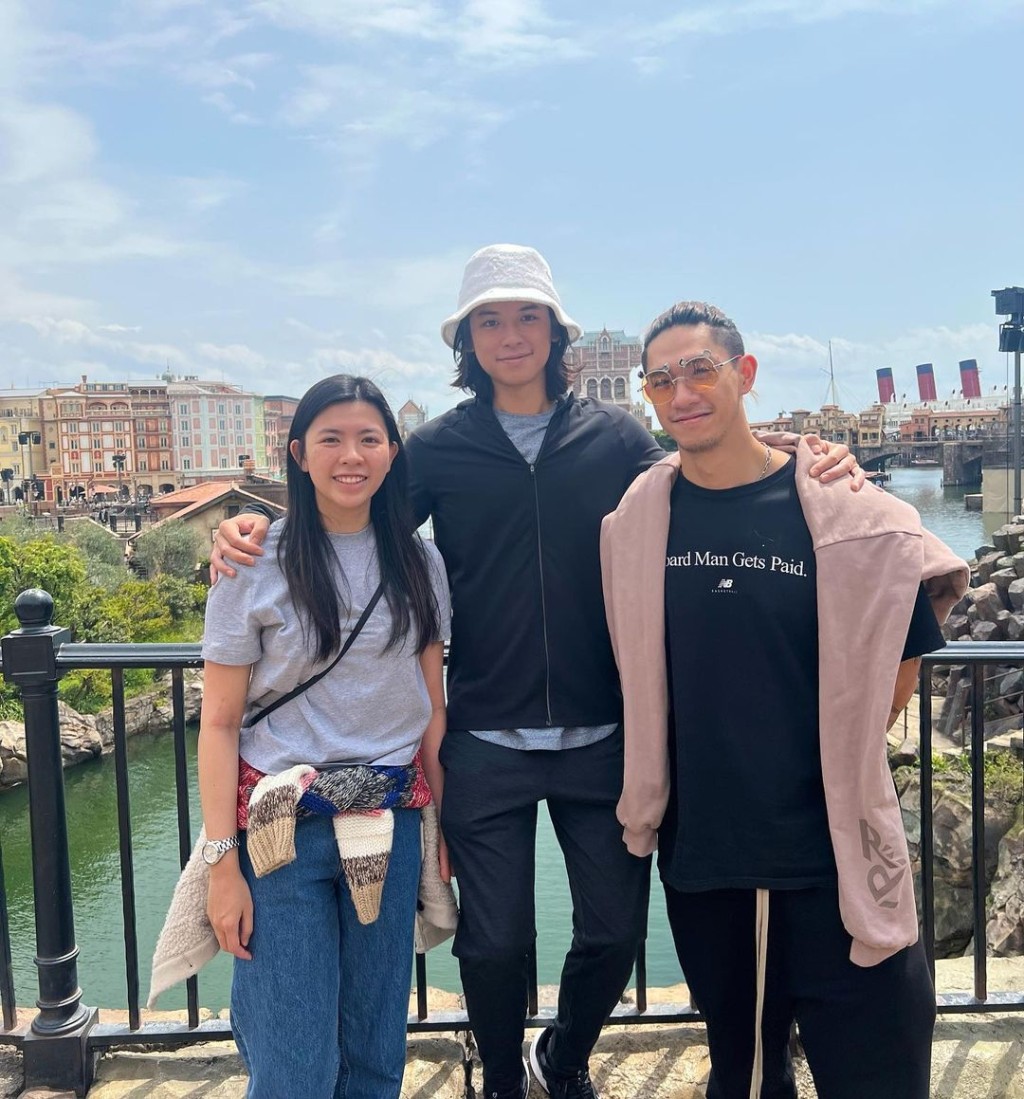 三兄妹5月與媽媽吳婉芳同遊東京於迪士尼合照。