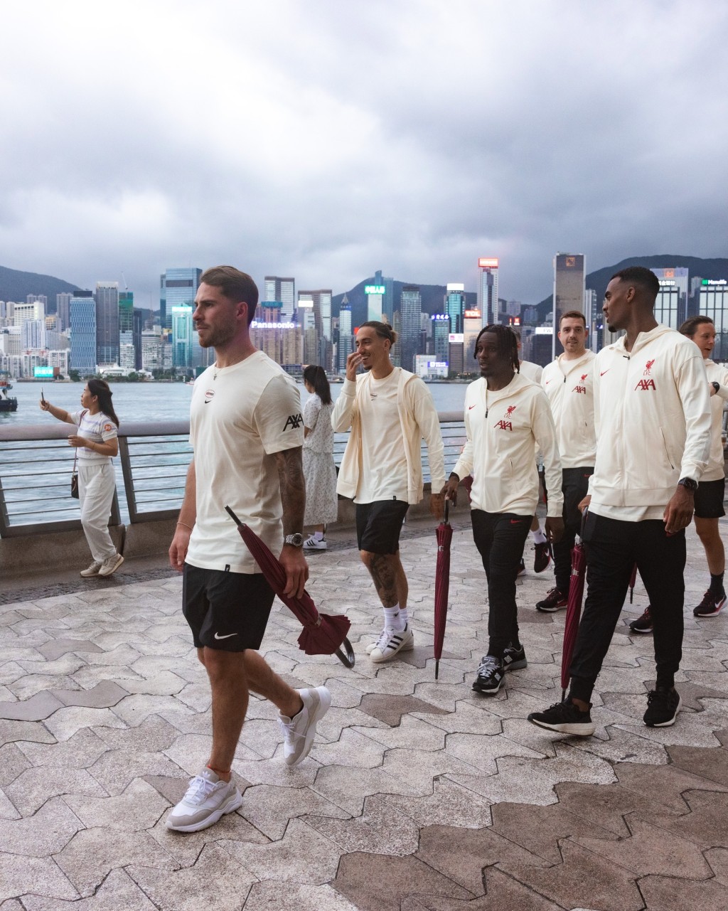 利物浦球員到尖沙咀海傍觀光。(利物浦官方FB) 利物浦球員到尖沙咀海傍觀光。(利物浦官方FB)