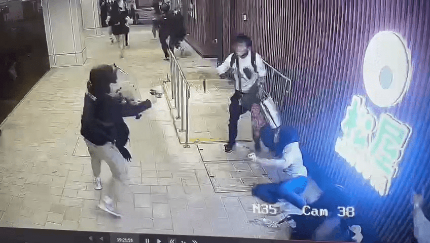 疑犯將女途人扯跌作人質。