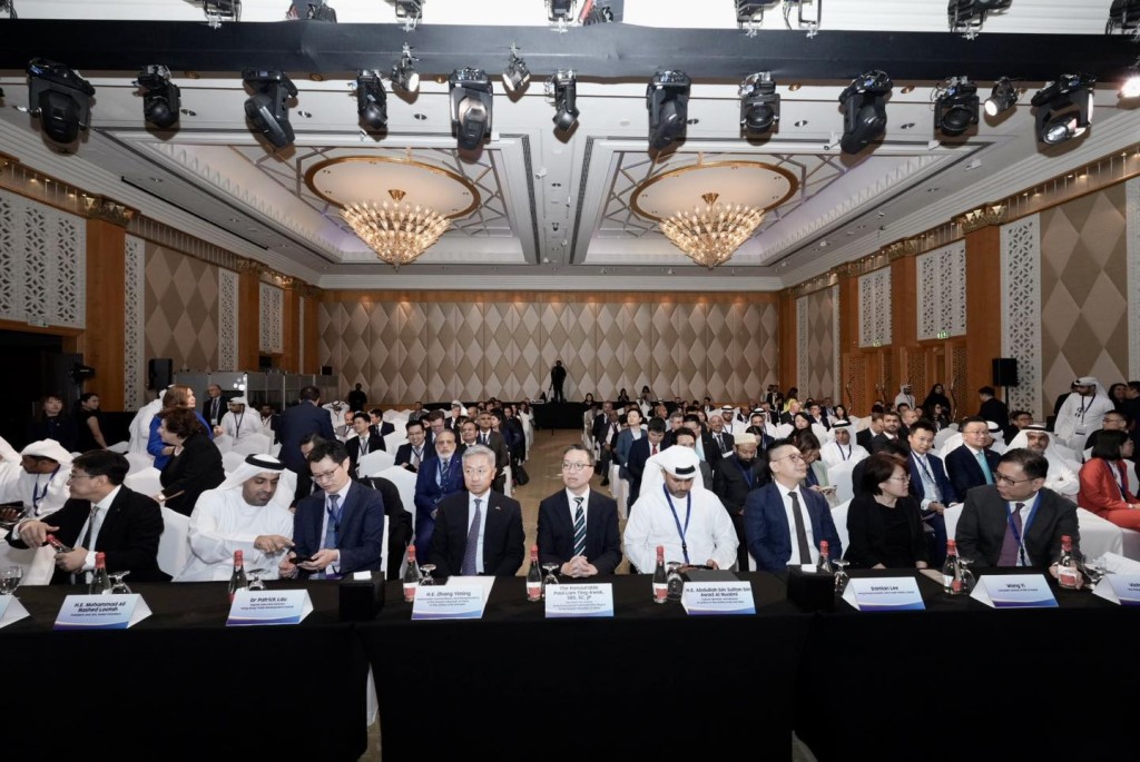 律政司司长林定国所率领的代表团来到阿联酋迪拜。