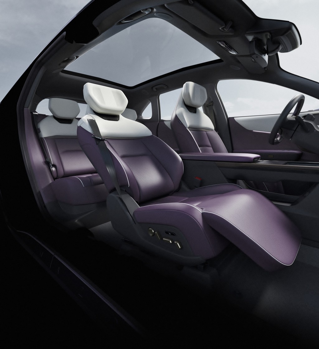 萬事得Mazda EZ-60電動SUV驚艷登場:內配全景式天窗,乘客席還附有電動小腿承腳墊。