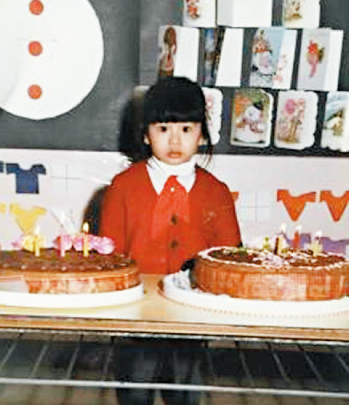 幼稚園時，眼大大的她一臉懵懂地參加生日會。