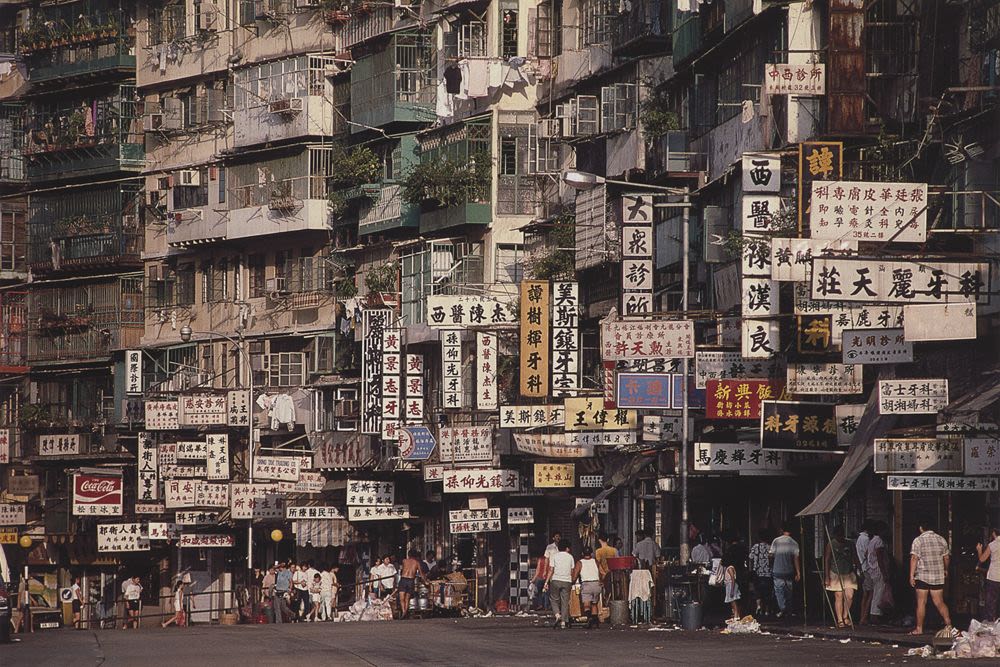 当时香港医疗服务短缺而昂贵，许多市民会选择到寨城就医镶牙，生意十分兴隆